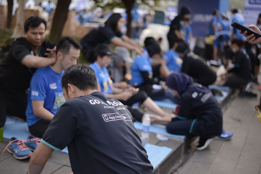 Peserta lari menikmati layanan pijat GoMassage Peserta lari menikmati layanan pijat GoMassage