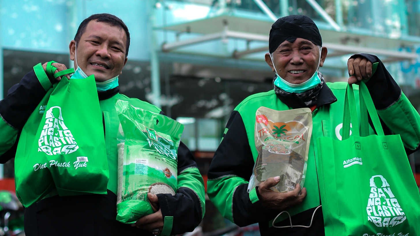 Gojek, YABB & Alfamart: Bagikan Ratusan Ribu Paket Sembako untuk Dukung Kebutuhan Keluarga Mitra Driver